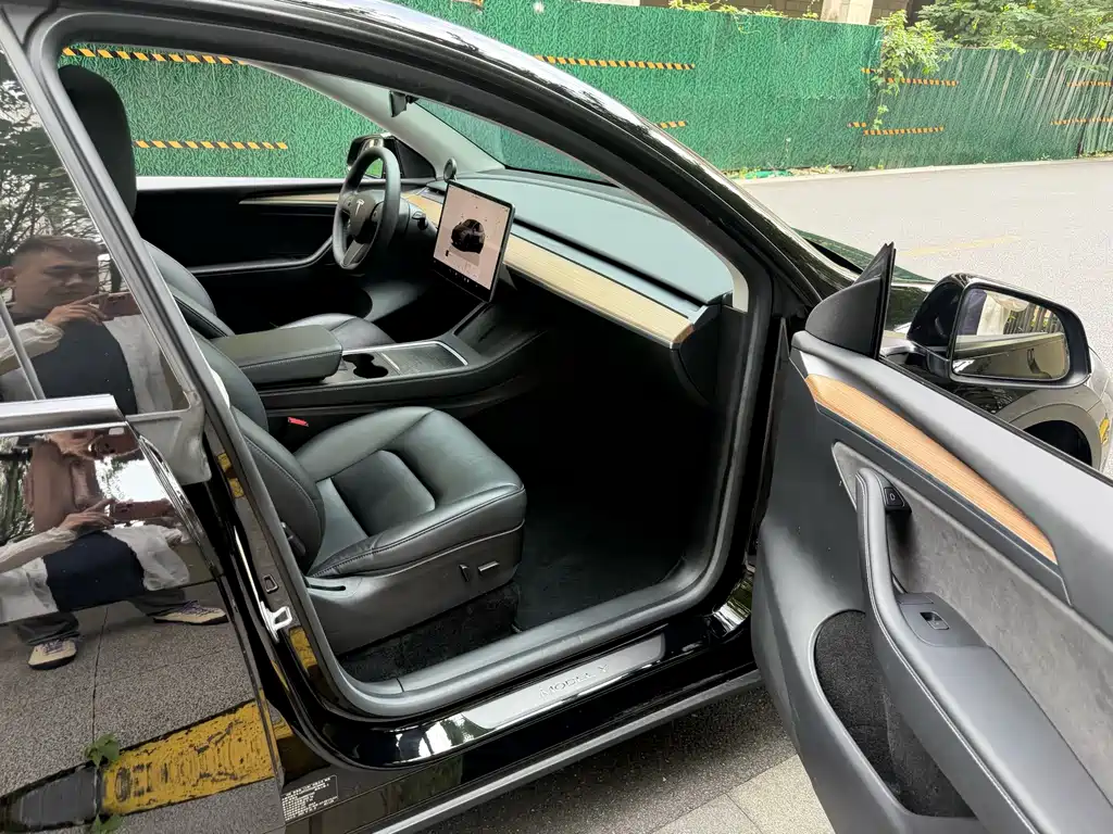 Tesla Model Y — миниатюра 12