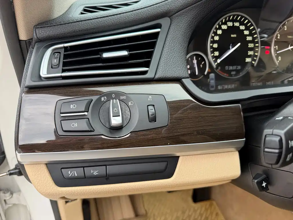 BMW 7 Series — миниатюра 9