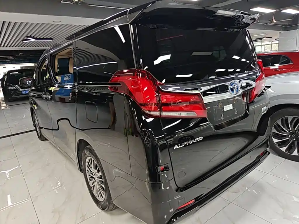 Toyota Alphard — миниатюра 5