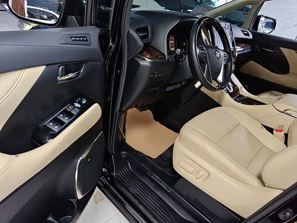 Toyota Alphard — миниатюра 16