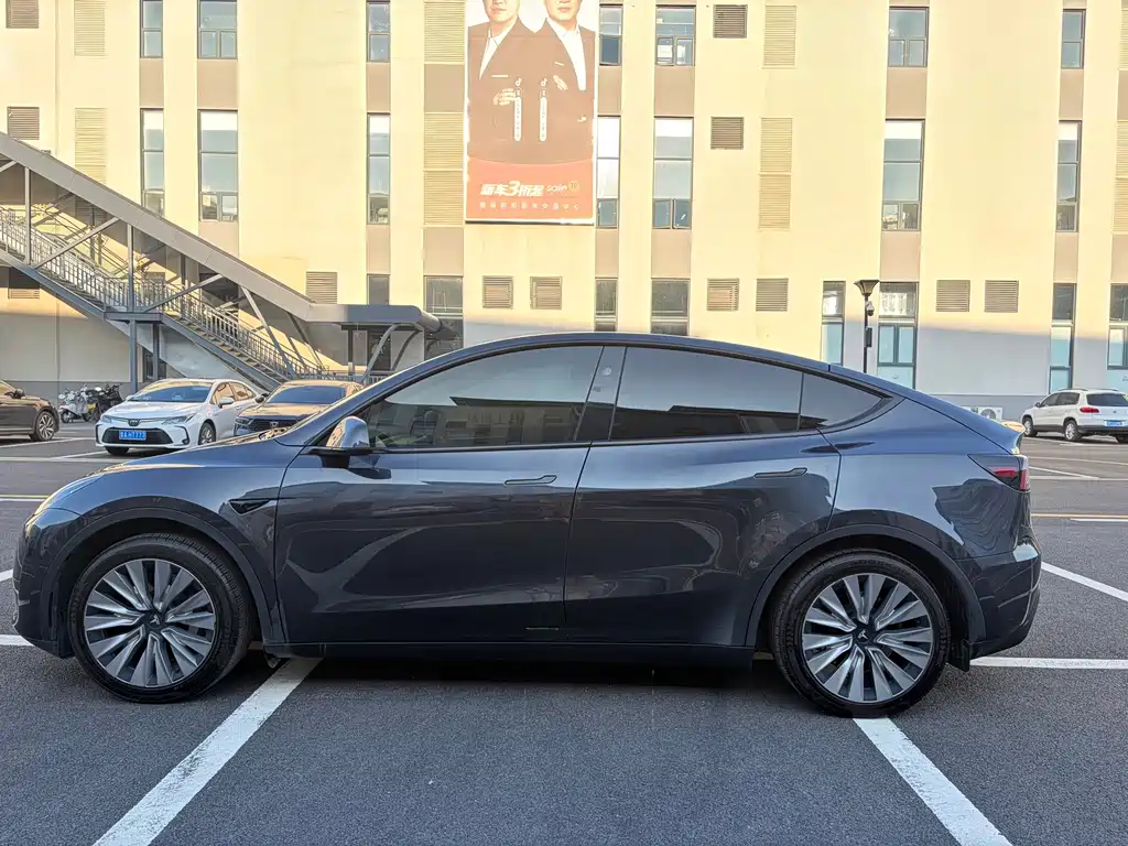 Tesla Model Y — миниатюра 8