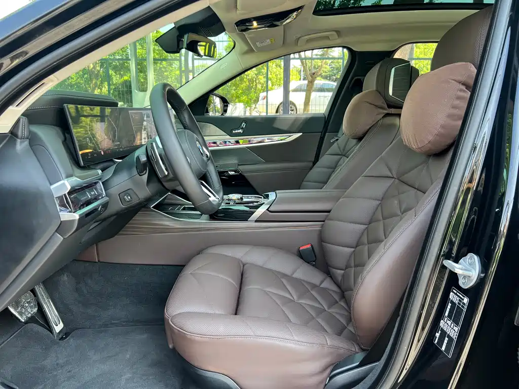 BMW 7 Series — миниатюра 10