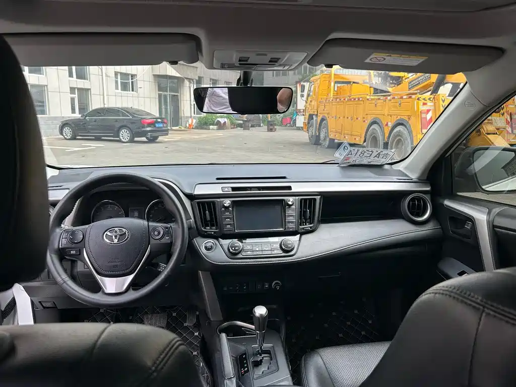 Toyota RAV4 — миниатюра 8