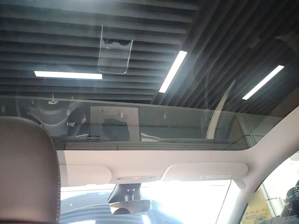 Tesla Model Y — миниатюра 18