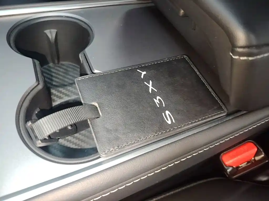 Tesla Model Y — миниатюра 9