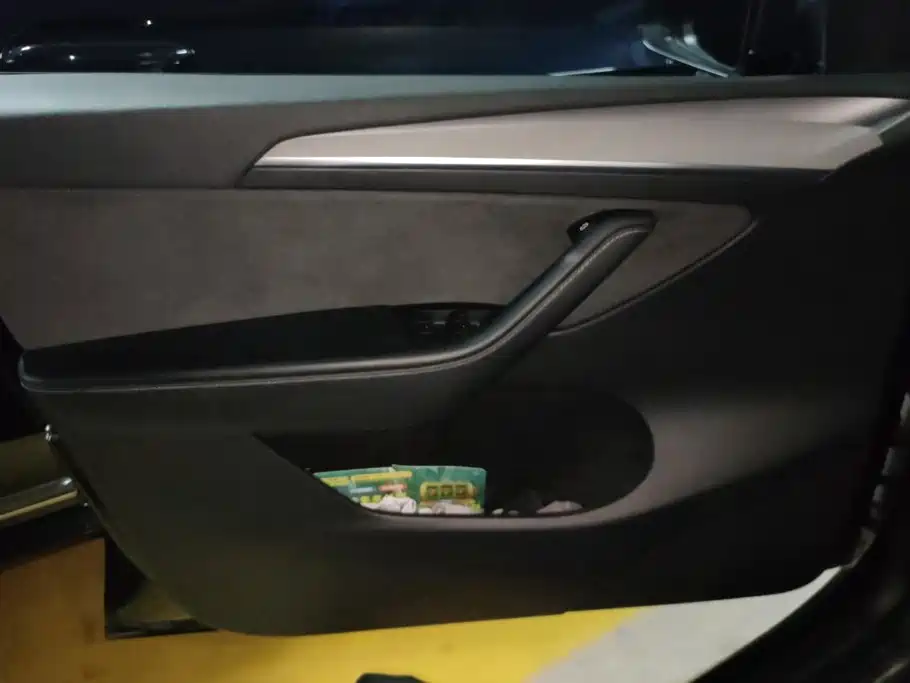 Tesla Model Y — миниатюра 7