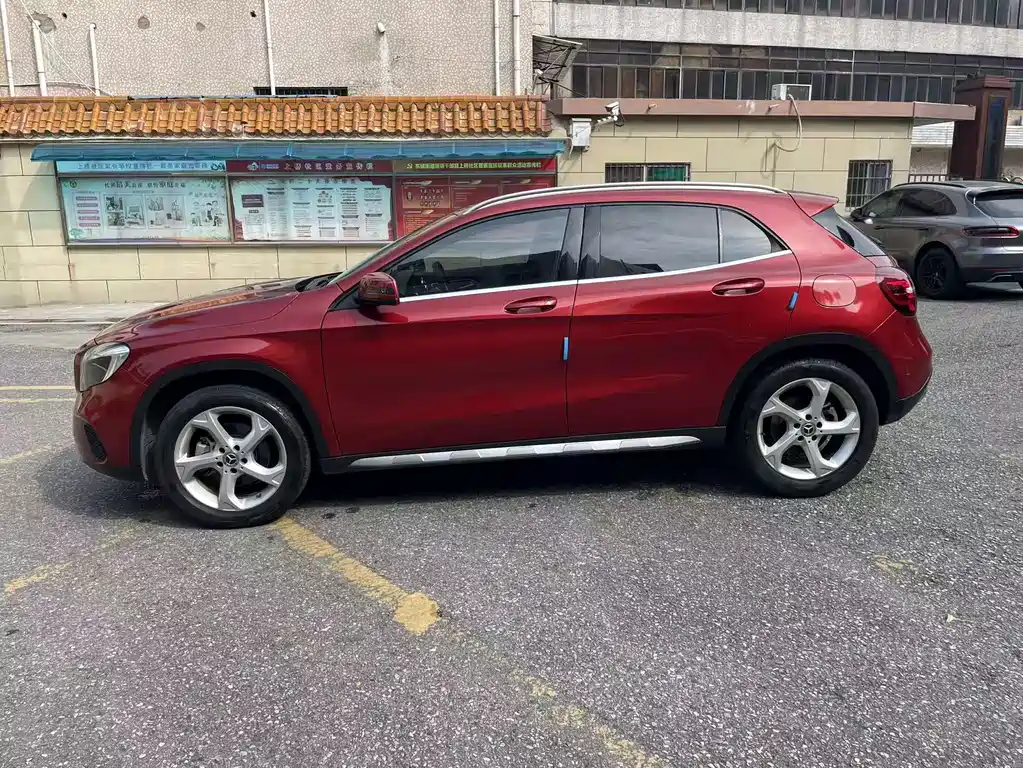 MERCEDES-BENZ GLA
