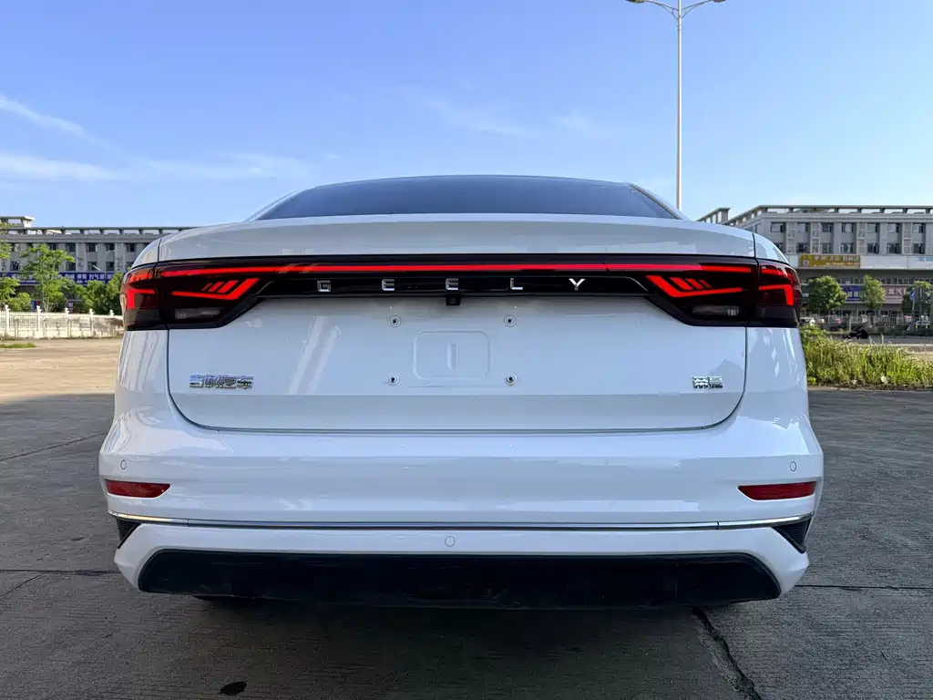 Geely Emgrand 2022 4 1.5L CVT Flagship