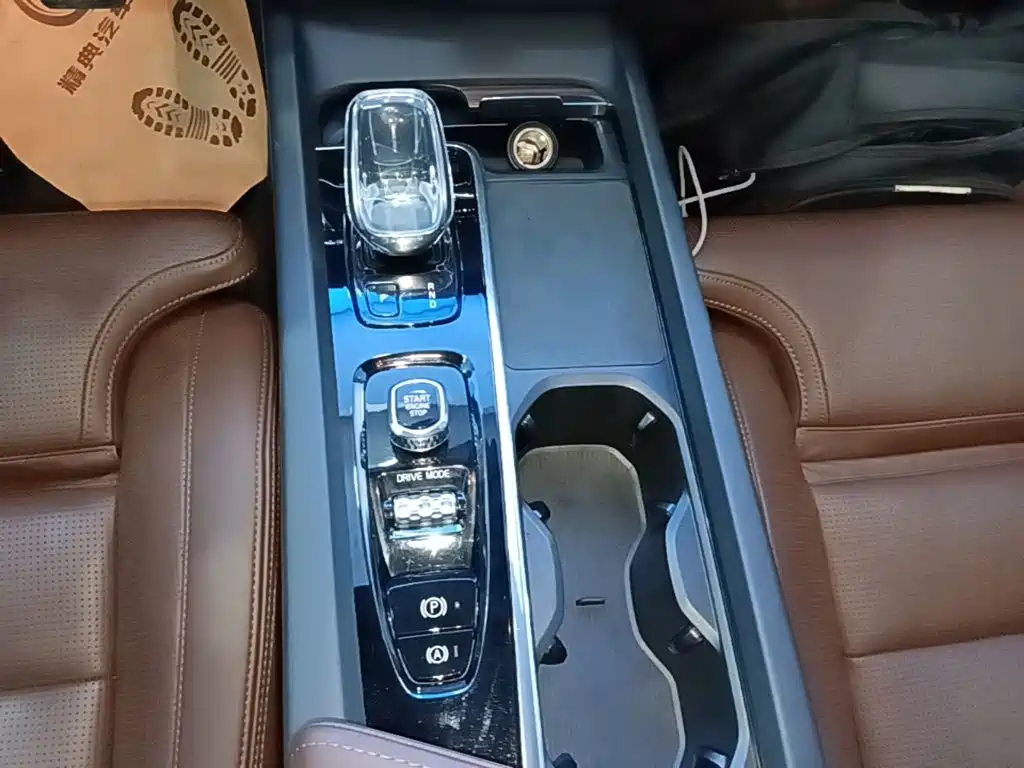 Volvo XC60 PHEV — миниатюра 14