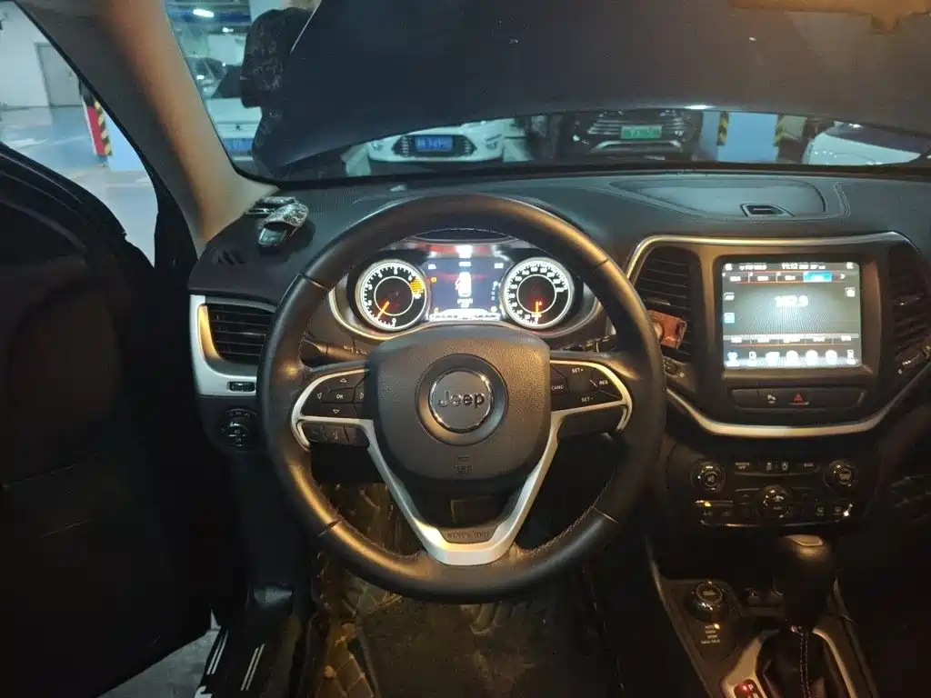 Jeep Cherokee — миниатюра 3
