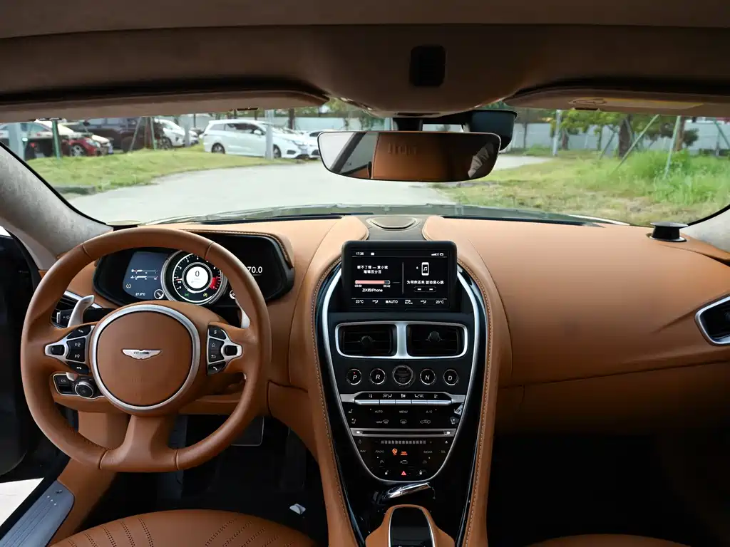 Aston Martin DB11 — миниатюра 7