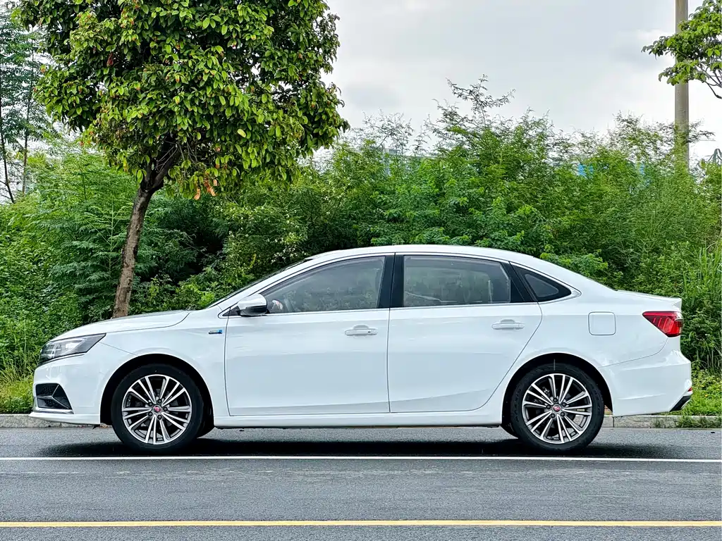 Roewe i6 Classic — миниатюра 2