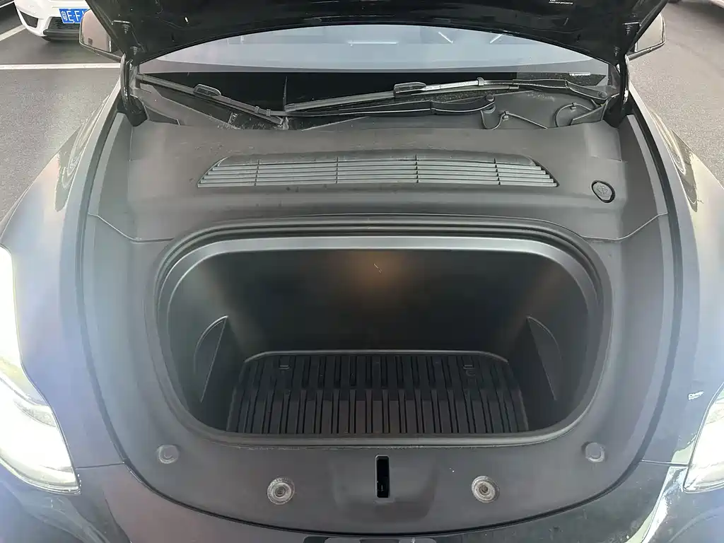 Tesla Model Y — миниатюра 18