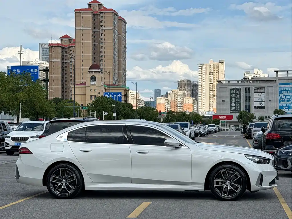 BMW 5 Series — миниатюра 6
