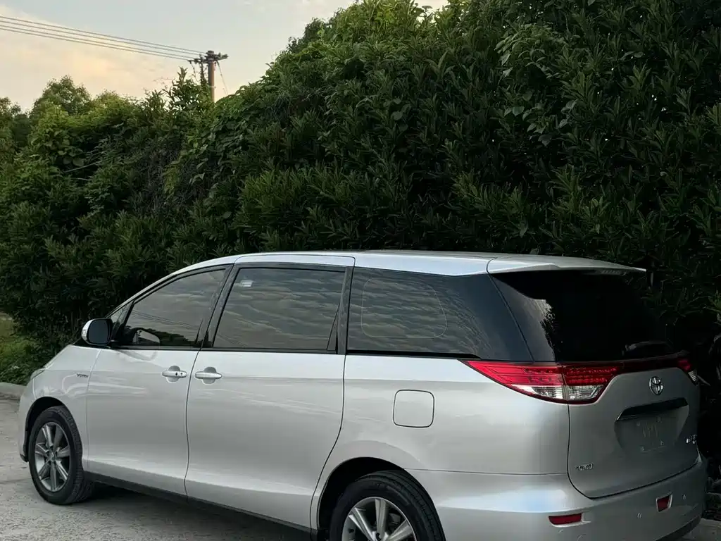 Toyota Previa — миниатюра 2