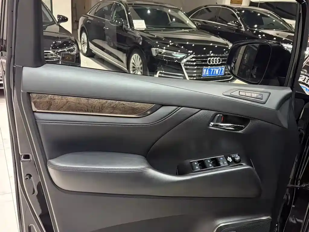 Toyota Alphard — миниатюра 6