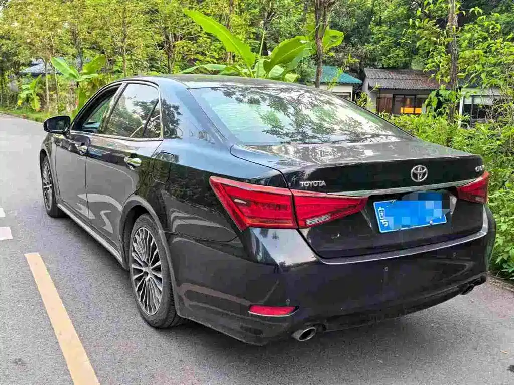 Toyota Crown — миниатюра 7