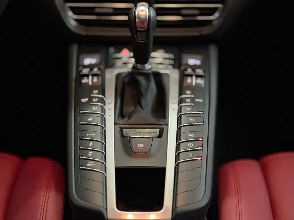 PORSCHE MACAN