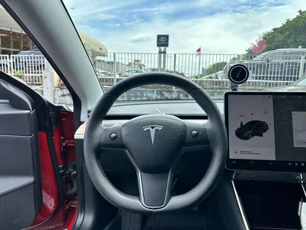 Tesla Model 3 — миниатюра 10
