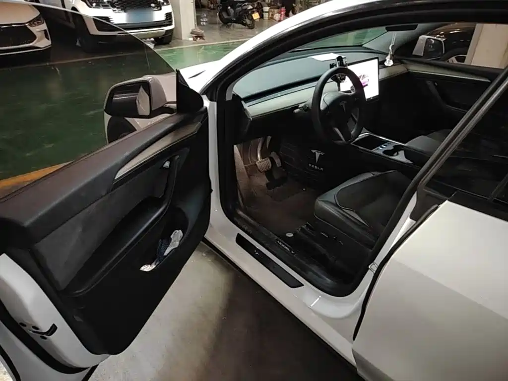 Tesla Model Y — миниатюра 16