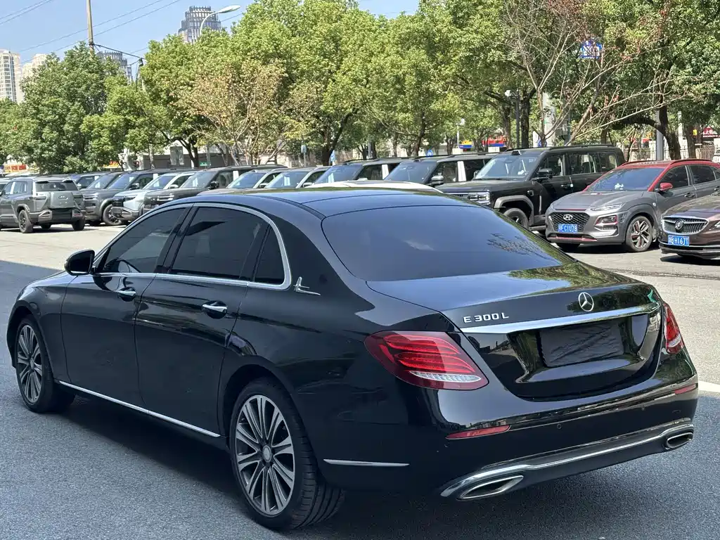 Mercedes-Benz E-Class — миниатюра 14