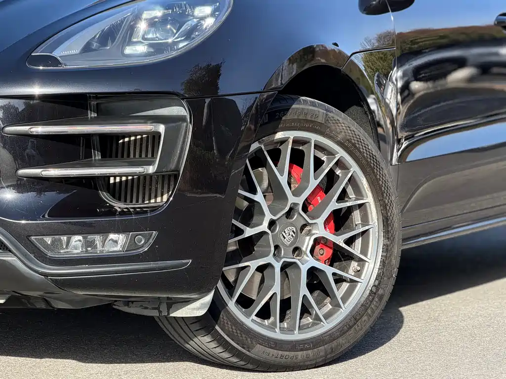 PORSCHE MACAN