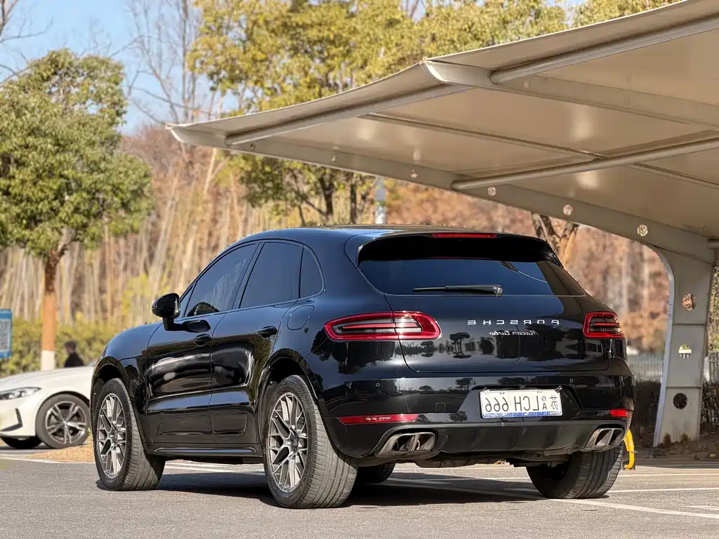 PORSCHE MACAN