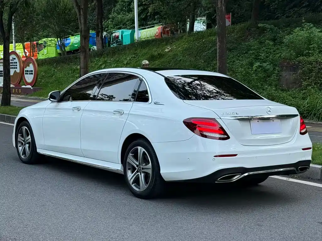 Mercedes-Benz E-Class — миниатюра 8