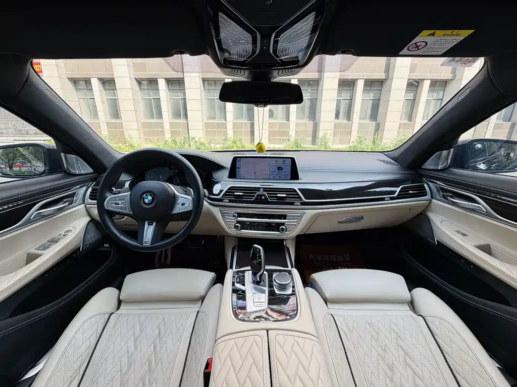 BMW 7 Series — миниатюра 8