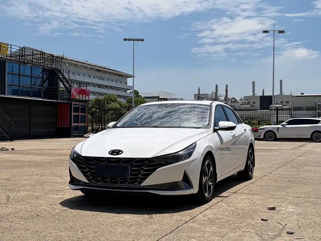 Hyundai Elantra 2022 1.5L CVT LUX Premium Edition