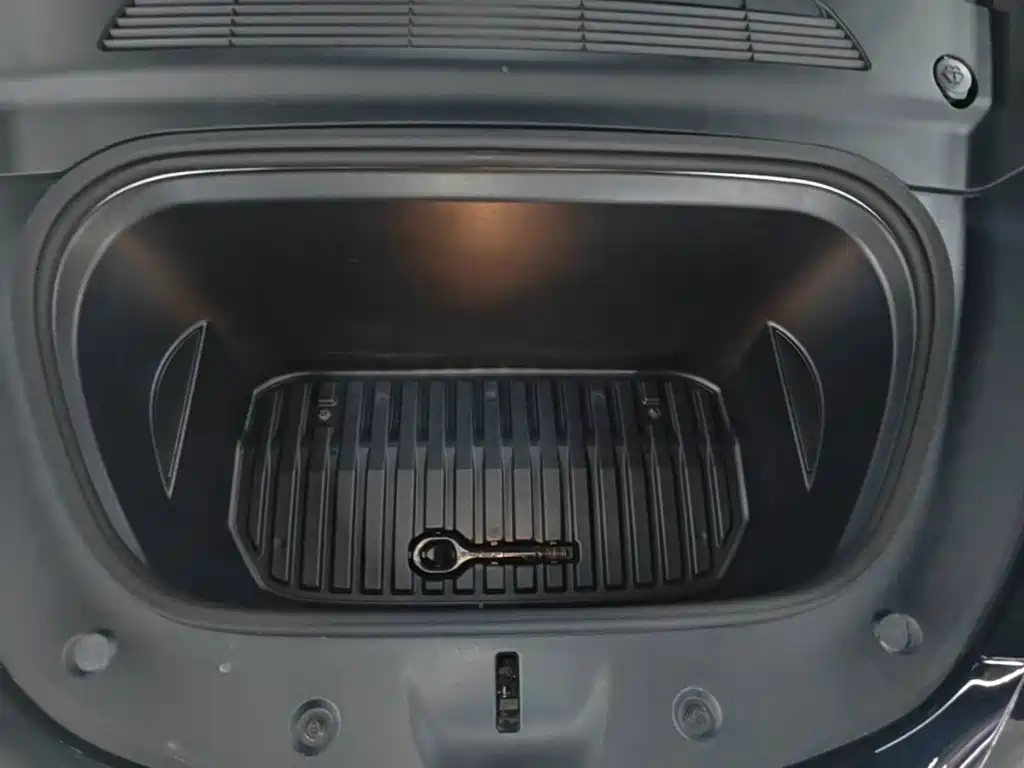 Tesla Model Y — миниатюра 20