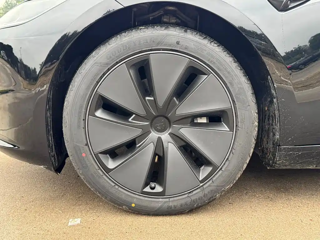 Tesla Model 3 — миниатюра 15