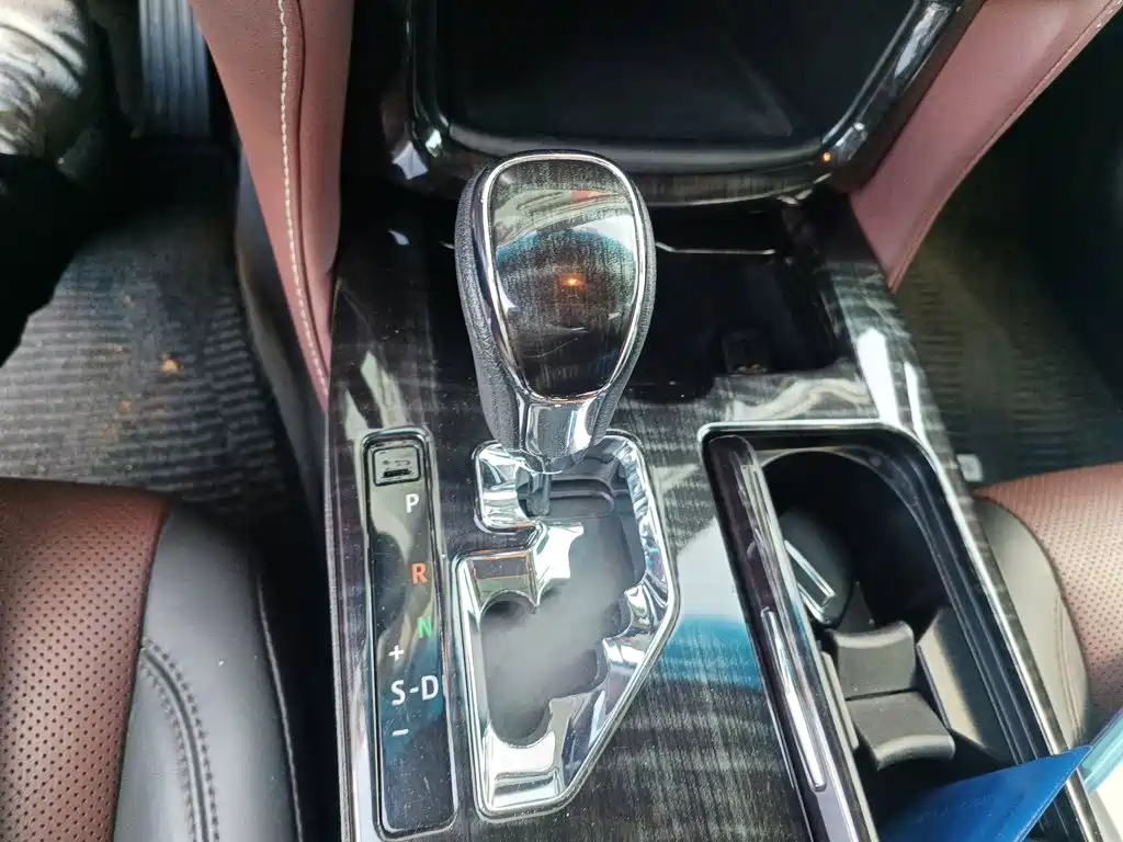 Toyota Crown — миниатюра 14