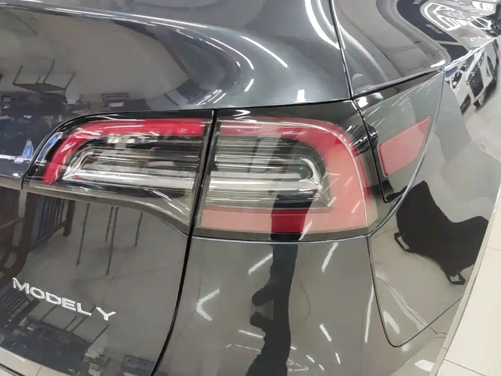Tesla Model Y — миниатюра 8