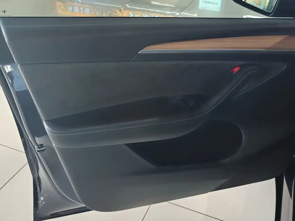Tesla Model Y — миниатюра 7