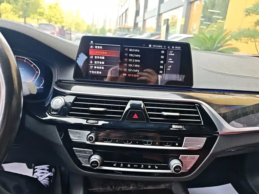 BMW 5 Series — миниатюра 11