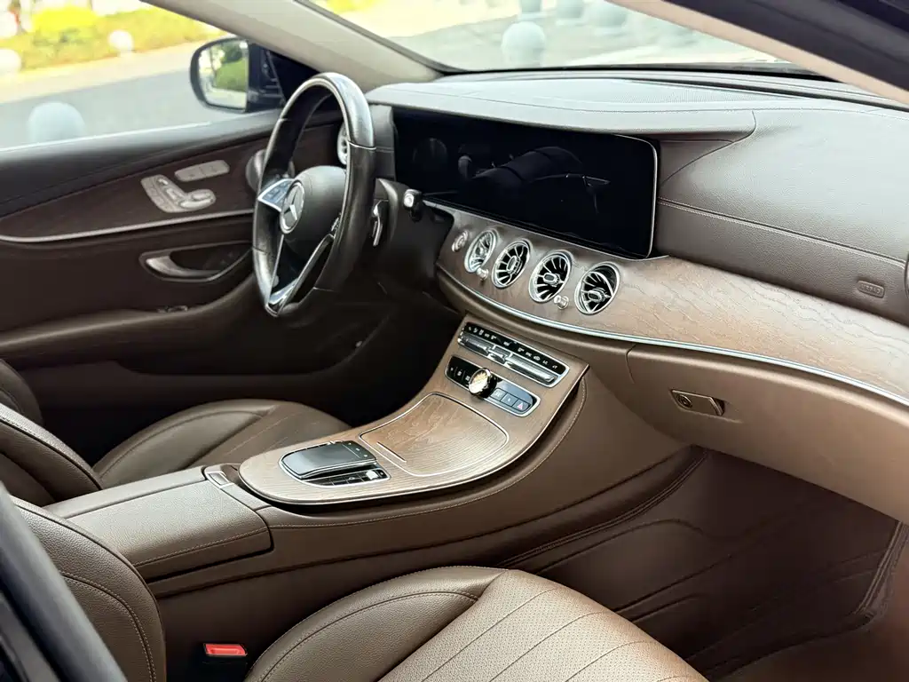 Mercedes-Benz E-Class — миниатюра 11