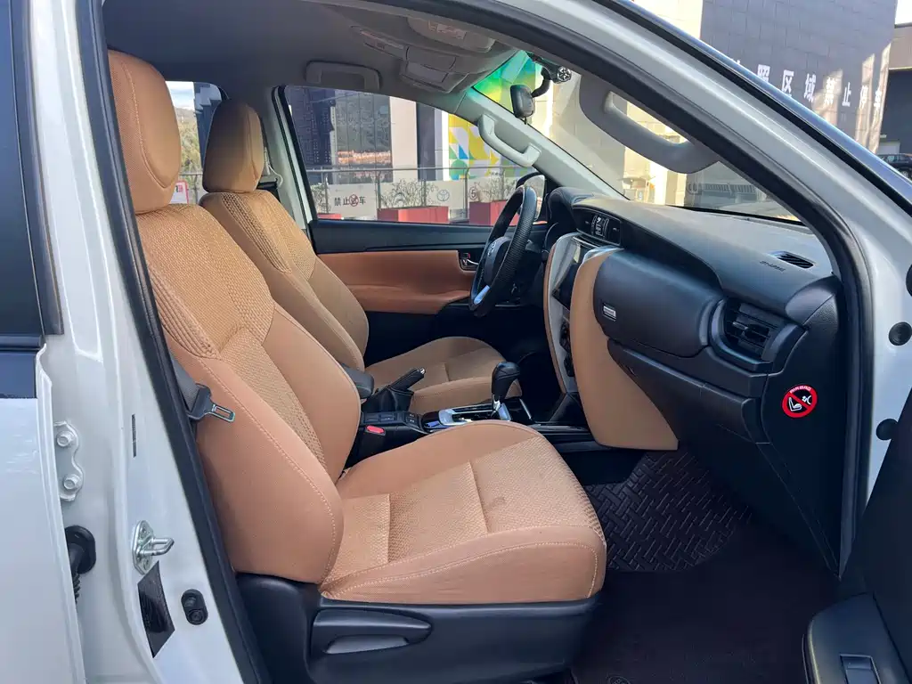 Toyota Fortuner — миниатюра 6