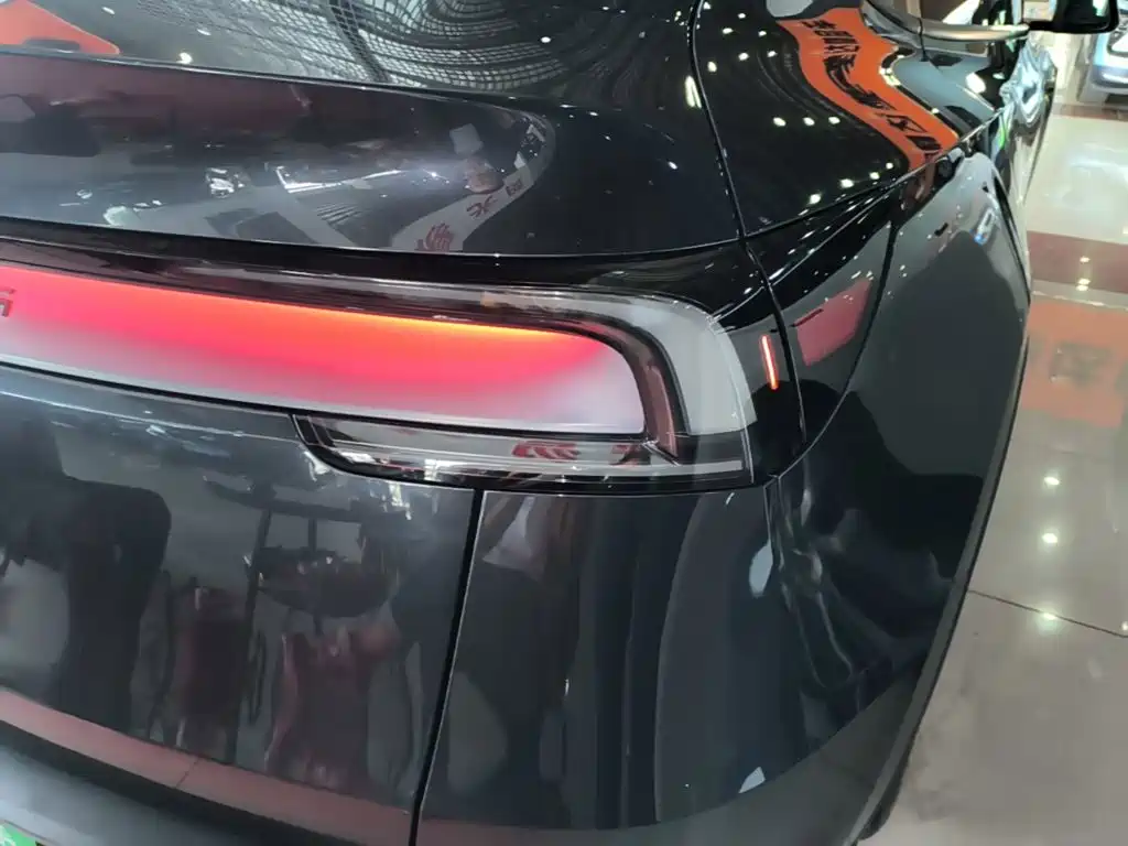 Tesla Model Y — миниатюра 8