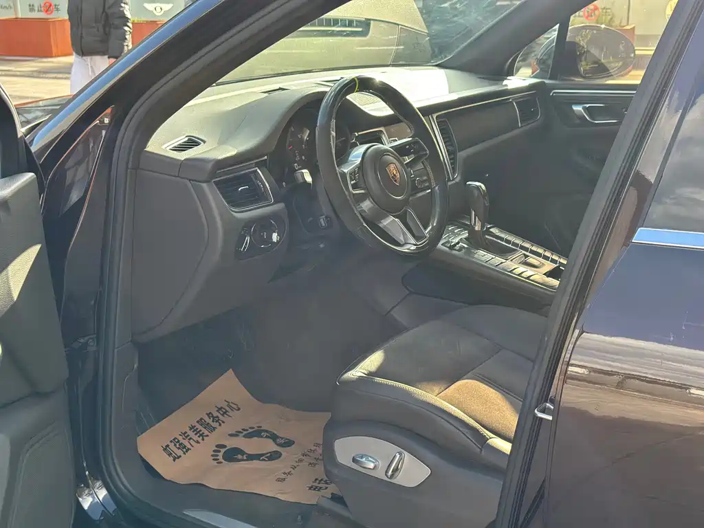 PORSCHE MACAN