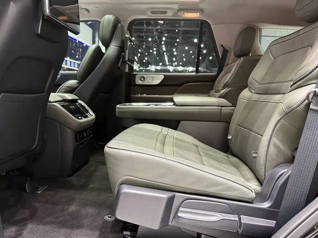 Lincoln Navigator — миниатюра 16