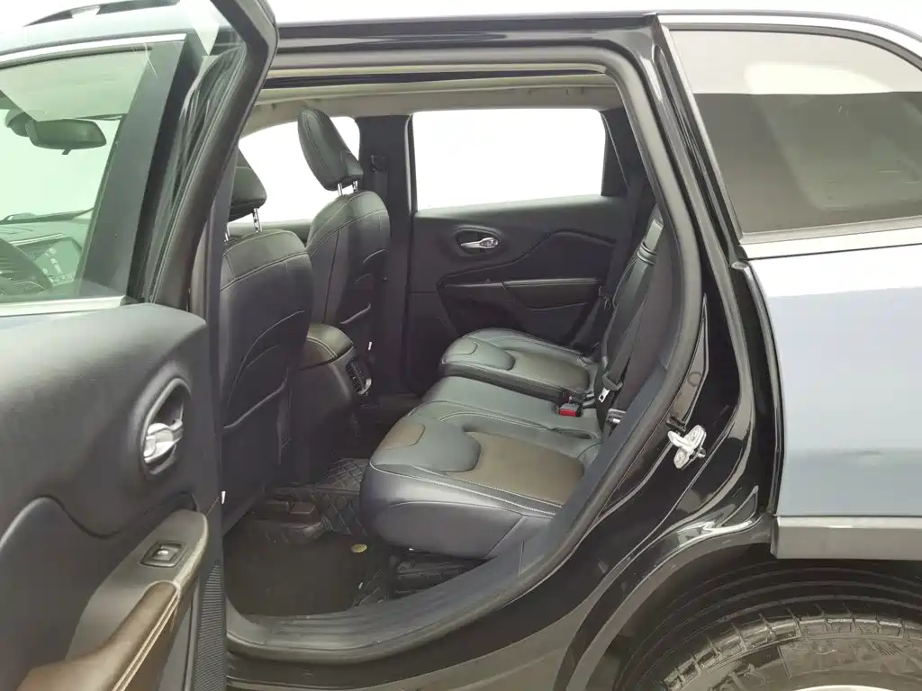 Jeep Cherokee — миниатюра 15