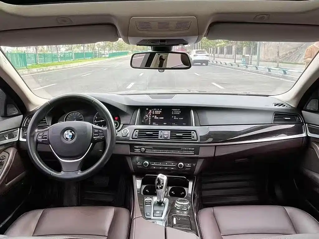BMW 5 Series — миниатюра 6