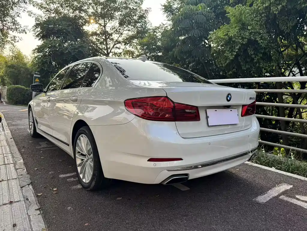 BMW 5 Series — миниатюра 7
