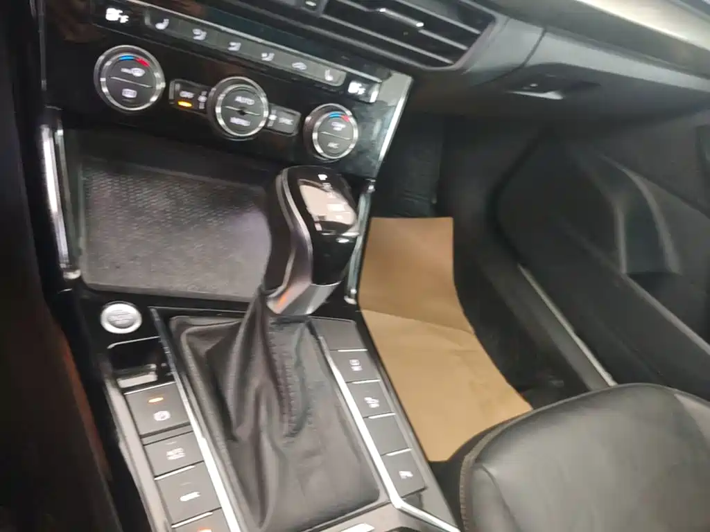 Volkswagen Passat PHEV — миниатюра 19