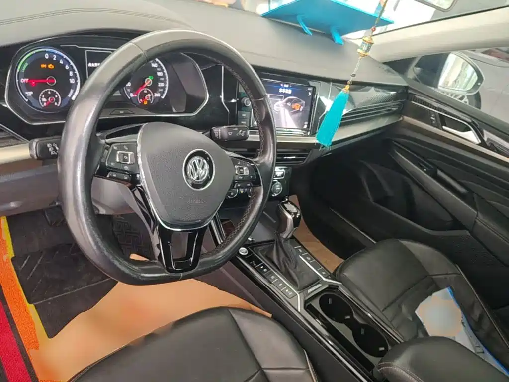 Volkswagen Passat PHEV — миниатюра 14