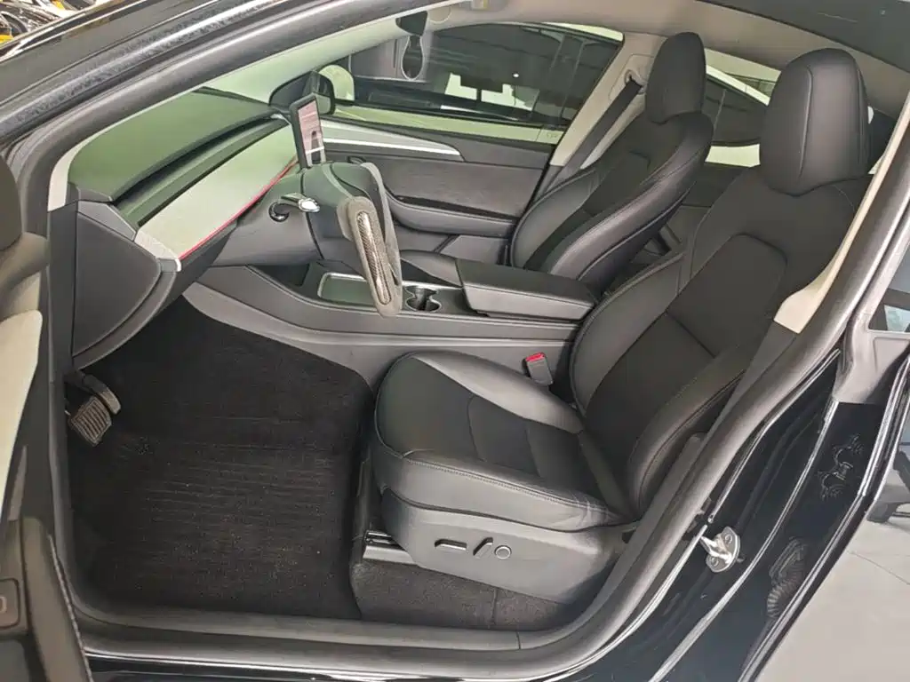 Tesla Model Y — миниатюра 15
