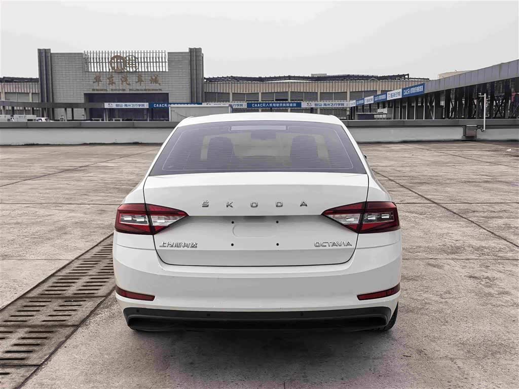Skoda Octavia 1.5 л 2022 г. Белый, пробег 41800 км