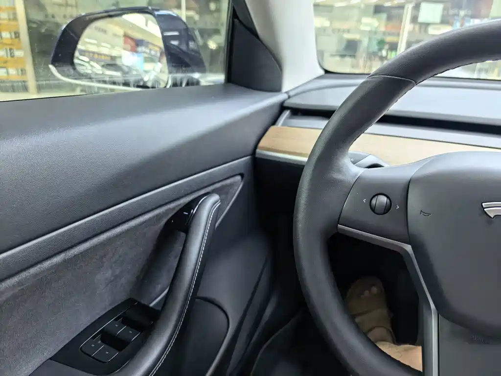 Tesla Model 3 — миниатюра 10