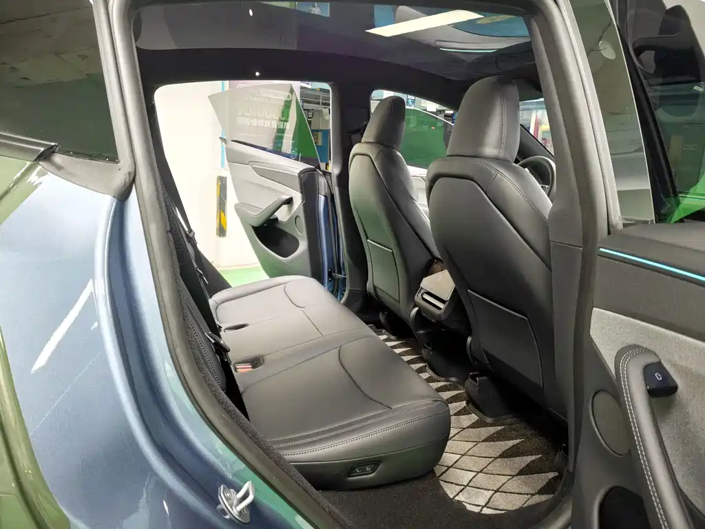 Tesla Model Y — миниатюра 9